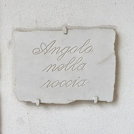 Angolo Nella Roccia オストゥーニ