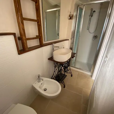 アパート Angolo Nella Roccia オストゥーニ