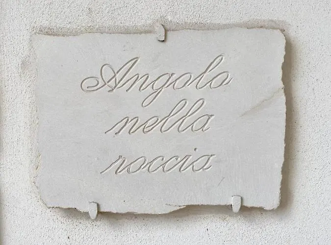 Angolo Nella Roccia 오스투니